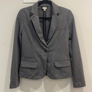 This blazer has shoulder pads. Split in the back, great condition